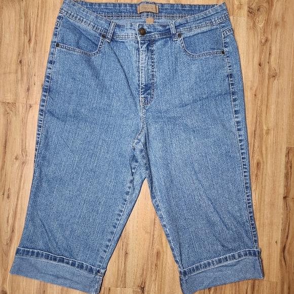 Hannah Women’s Denim Bermuda Shorts Size 16 Light Wash Cuffed 16” Inseam - Picture 1 of 6